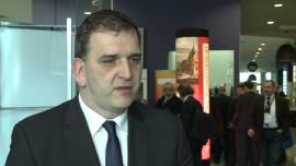 INWESTOR, - Restrukturyzacja LOT-u przebiega bez zakłóceń i przynosi efekty. Jak podkreśla Rafał Baniak, wiceminister skarbu państwa, w zeszłym roku polski przewoźnik na swej podstawowej działalności osiągnął wyższy niż zakładany zysk – na poziomie kilkudziesięciu milionów złotych. Proces uzdrawiania spółki ma się zakończyć w tym roku. Resort podtrzymuje chęć prywatyzacji spółki, ale z założeniem, żeby marka LOT pozostała na rynku, a siedziba spółki – w Warszawie., LOT, restrukturyzacja, Ministerstwo Skarbu Państwa, prywatyzacja, narodowy przewoźnik, wyniki, zwolnienia R. Baniak (MSP): Wynik LOT-u powyżej planu. Spółka pracuje nad strategią rozwoju od 2016 r. INWESTOR, LOT, restrukturyzacja, Ministerstwo Skarbu Państwa, prywatyzacja, narodowy przewoźnik, wyniki, zwolnienia- Restrukturyzacja LOT-u przebiega bez zakłóceń i przynosi efekty. Jak podkreśla Rafał Baniak, wiceminister skarbu państwa, w zeszłym roku polski przewoźnik na swej podstawowej działalności osiągnął wyższy niż zakładany zysk – na poziomie kilkudziesięciu milionów złotych. Proces uzdrawiania spółki ma się zakończyć w tym roku. Resort podtrzymuje chęć prywatyzacji spółki, ale z założeniem, żeby marka LOT pozostała na rynku, a siedziba spółki – w Warszawie.