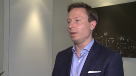 INWESTOR, - Telewizja internetowa powoli zastępuje tradycyjną. Szeroki wybór treści, możliwość zatrzymania odtwarzanego programu w dowolnej chwili i kontynuowanie na dowolnym urządzeniu sprawiają, że wideo w sieci zyskuje na popularności. Z platformy Netflix, światowego giganta, korzysta już 75 mln osób. Spółka tylko w tym roku na zakup licencji planuje wydać ok. 5 mld dol., telewizja internetowa, wideo na żądanie, Netflix, widzowie, Joris Evers Netflix wyda w tym roku 5 mld dol. na zakupy licencji INWESTOR, telewizja internetowa, wideo na żądanie, Netflix, widzowie, Joris Evers- Telewizja internetowa powoli zastępuje tradycyjną. Szeroki wybór treści, możliwość zatrzymania odtwarzanego programu w dowolnej chwili i kontynuowanie na dowolnym urządzeniu sprawiają, że wideo w sieci zyskuje na popularności. Z platformy Netflix, światowego giganta, korzysta już 75 mln osób. Spółka tylko w tym roku na zakup licencji planuje wydać ok. 5 mld dol.