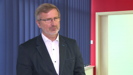 INWESTOR, - Mobilis chce poszerzać siatkę połączeń. Stawia na kursy lokalne, ale rozwija też dalekobieżne. Tylko w 2015 roku, nie licząc komunikacji miejskiej, z oferty firmy skorzystało 14 mln pasażerów. Ostatnie miesiące były też intensywne pod względem inwestycji. W związku z wygraniem przez firmę dwóch dużych kontraktów na obsługę linii autobusowych w Warszawie zmodernizowana została zajezdnia autobusowa w dzielnicy Ursus., Mobilis, połączenia dalekobieżne, połączenia lokalne, kontrakt Mobilis z ZTM, modernizacja zajezdni w dzielnicy Ursus, Dariusz Załuska Mobilis stawia na rozwój połączeń lokalnych. Nie wyklucza w najbliższym czasie kolejnych inwestycji INWESTOR, Mobilis, połączenia dalekobieżne, połączenia lokalne, kontrakt Mobilis z ZTM, modernizacja zajezdni w dzielnicy Ursus, Dariusz Załuska- Mobilis chce poszerzać siatkę połączeń. Stawia na kursy lokalne, ale rozwija też dalekobieżne. Tylko w 2015 roku, nie licząc komunikacji miejskiej, z oferty firmy skorzystało 14 mln pasażerów. Ostatnie miesiące były też intensywne pod względem inwestycji. W związku z wygraniem przez firmę dwóch dużych kontraktów na obsługę linii autobusowych w Warszawie zmodernizowana została zajezdnia autobusowa w dzielnicy Ursus.