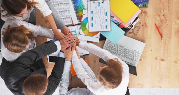 Jak firmy będą motywować pracowników w 2017 roku? BIZNES, Firma - Firmy, które dbają o motywację swoich podwładnych, czerpią z tego korzyści w postaci większego zaangażowania i lojalności pracowników, co przekłada się na pozytywny wizerunek przedsiębiorstwa. Jakie trendy w motywowaniu pracowników będą widoczne w 2017 r.?