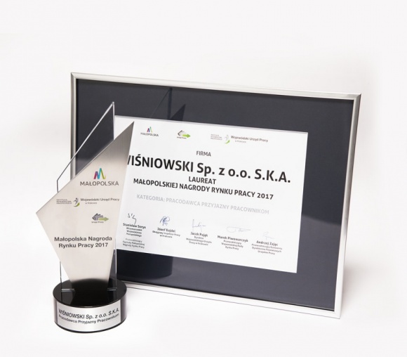 WIŚNIOWSKI laureatem I edycji Małopolskiej Nagrody Rynku Pracy BIZNES, Firma - Małopolska Nagroda Rynku Pracy to wyjątkowe wyróżnienie dla pracodawców, którzy w sposób szczególny wspierają rozwój zawodowy w regionie. Laureatem nagrody, w kategorii Pracodawca Przyjazny Pracownikom, została firma WIŚNIOWSKI.