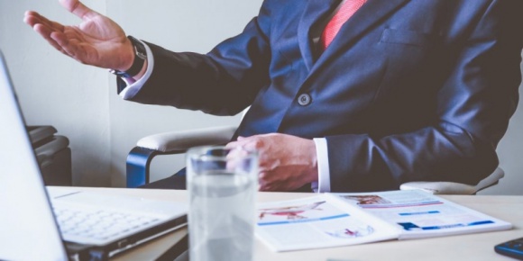 Na dywaniku u szefa, czyli jak dyscyplinować pracowników? BIZNES, Firma - Zdarza się, że pracownik nie wywiązuje się ze swoich obowiązków, popełnia rażące błędy lub to co robi, nie przynosi oczekiwanych efektów. Wówczas przysłowiowe „wezwanie na dywanik” staje się dla przełożonego koniecznością.