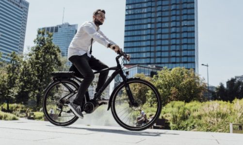 KROSS nie zwalnia tempa. Oswaja rynek z elektryczną rewolucją