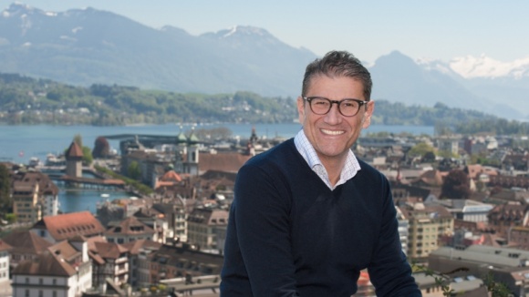 Przywództwo włączające. Nowy model przywództwa wnosi nową jakość do biznesu. BIZNES, Firma - Menadżerowie stają dziś przed zupełnie nowymi wyzwaniami i muszą nauczyć się inaczej realizować swoją rolę. Powinni między poluzować kontrolę i zacząć się ufać sobie i innym, gdyż stary model zarządzania autorytarnego przestał się sprawdzać w świecie nieustannych zmian.