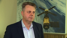 Polska branża transportowa niedoinwestowana. Na innowacje technologiczne firmy wydają znacznie mniej niż w Europie Zachodniej BIZNES, trasport, systemy telematyczne, bezpieczeństwo, zarządzanie flotą samochodową- Podstawowym nośnikiem informacji w polskich firmach nadal są klasyczne papierowe segregatory i arkusze Excel – wynika z badania TomTom Telematics. Klasyczne analogowe narzędzia stosowane są w 40 proc. Jedynie co ósma firma używa systemów telemetrycznych, które pomagają obniżyć koszty, zwiększyć efektywność wykorzystania pojazdów i bezpieczeństwo kierowców. Polskie przedsiębiorstwa wydają na ten cel znacznie mniej niż te we Francji czy w Niemczech – problem ten szczególnie widoczny jest w branży transportowej, gdzie inwestycja zwraca się najszybciej.