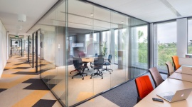 Przyjazna akustyka podniesie produktywność pracowników BIZNES, Firma - Na produktywność i jakość pracy wpływa wiele czynników, takich jak dopływ światła dziennego i temperatura. Niezwykle ważną funkcję pełni niewidzialna, ale dająca poczucie skupienia i komfortu – akustyka. Według raportów to właśnie hałas przeszkadza w pracy najbardziej.