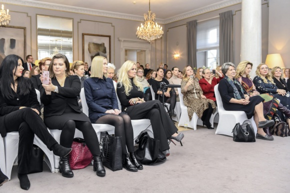 Jak przebić szklany sufit, czyli co ułatwia kobietom rozwój zawodowy? Nowy rap BIZNES, Firma - Kobiety chcą robić karierę i nie boją się awansu - wynika z najnowszego raportu przeprowadzonego przez Fundację Sukces Pisany Szminką „Szanse i bariery dla Polek w biznesie i na rynku pracy”.