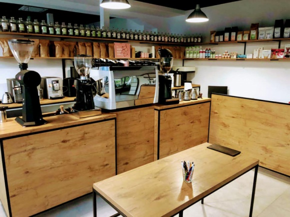 Biały Niedźwiedź parzy dobrą „czarną” BIZNES, Firma - Pierwsza kawiarnia sieci the White Bear Coffee wystartowała 3 lipca punktualnie o 7.30. Nową na rynku markę stworzyły dwie rozpoznawalne firmy: Koku Sushi i Mobilny Barista.