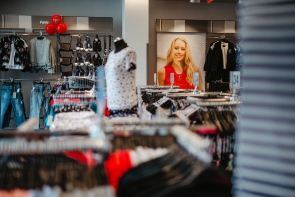 Wakacje bez lenistwa – KiK otwiera kolejne sklepy BIZNES, Firma - Ponad 600 mkw. nowej powierzchni sprzedażowej w Świeciu, drugi sklep sieci w Toruniu oraz pierwszy w Krapkowicach – tak wygląda krótki bilans działań KiK w lipcu, a sieć zapowiada, że to jeszcze nie koniec otwarć w sezonie wakacyjnym.