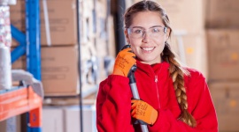 Jak usprawnić logistykę dzięki prostym rozwiązaniom? BIZNES, Firma - Do tego, aby usprawnić logistykę i obniżyć jej koszty nie zawsze potrzebne są skomplikowane rozwiązania. Zdarza się, że firma przez lata niepotrzebnie przepłaca za transport czy magazynowanie, podczas gdy kilka prostych decyzji pozwoliłoby poczynić duże oszczędności.