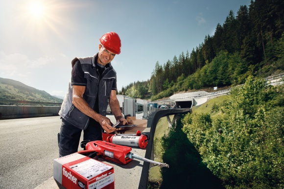 Nowa ocena techniczna dla fischer FIS EM Plus BIZNES, Firma - Zaprawa iniekcyjna fischer FIS EM Plus trwale i bezpiecznie mocuje w betonowym podłożu, nawet w najbardziej ekstremalnych warunkach. Nowa ocena techniczna potwierdziła, że FIS EM Plus ma żywotność 120 lat, co jest wyjątkową i niespotykaną cechą na rynku.