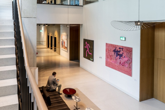 Kultura wpisana w przestrzeń - wizytówką Bobrowieckiej 8 BIZNES, Firma - Prywatna kolekcja sztuki Anny i Jerzego Staraków udostępniona przez właścicieli w przestrzeniach budynków przy ul. Bobrowieckiej stanowi unikatową wizytówkę kompleksu.