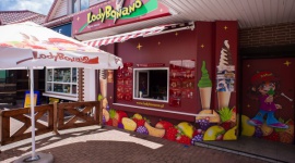 Klient na całe życie – jak lodziarnie budują długotrwałe relacje z klientami? BIZNES, Firma - Klient na całe życie to marzenie każdego przedsiębiorcy. W przypadku lodziarni zdobywanie takiej sympatii i lojalności wydaje się być prostsze niż w innych branżach.