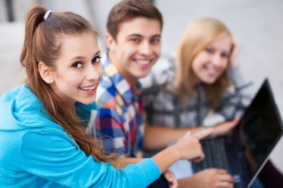 Młodzi Polacy ruszyli do pracy za granicę. Kuszą ich wyższe zarobki- report OTTO BIZNES, Firma - Wzrasta zainteresowanie Polaków wyjazdami do pracy za granicę. Chętnych jest niemal o 30% więcej niż przed pandemią. Według raportu opublikowanego przez OTTO Work Force, wśród osób zdecydowanych na wyjazd przeważają osoby młode (72%) ze średnim lub z wyższym wykształceniem.