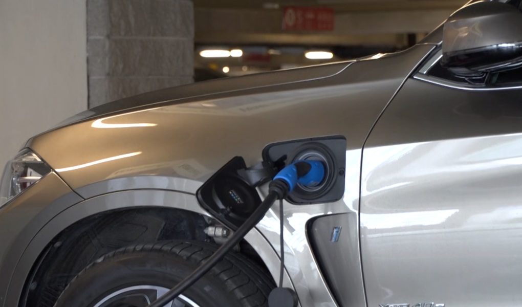 Eksperci: Zabezpieczenia przeciwpożarowe polskich parkingów podziemnych i tuneli nie są przygotowane na pojazdy elektryczne [DEPESZA]