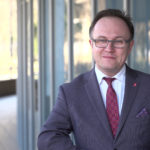 Rośnie zaufanie społeczne do farmaceutów. Zaangażowanie ich i aptek może znacząco przyspieszyć tempo szczepień, nie tylko przeciw COVID-19