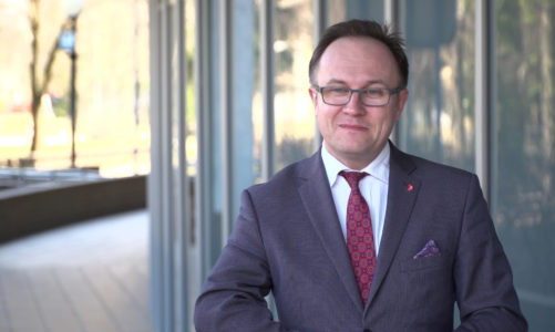 Rośnie zaufanie społeczne do farmaceutów. Zaangażowanie ich i aptek może znacząco przyspieszyć tempo szczepień, nie tylko przeciw COVID-19