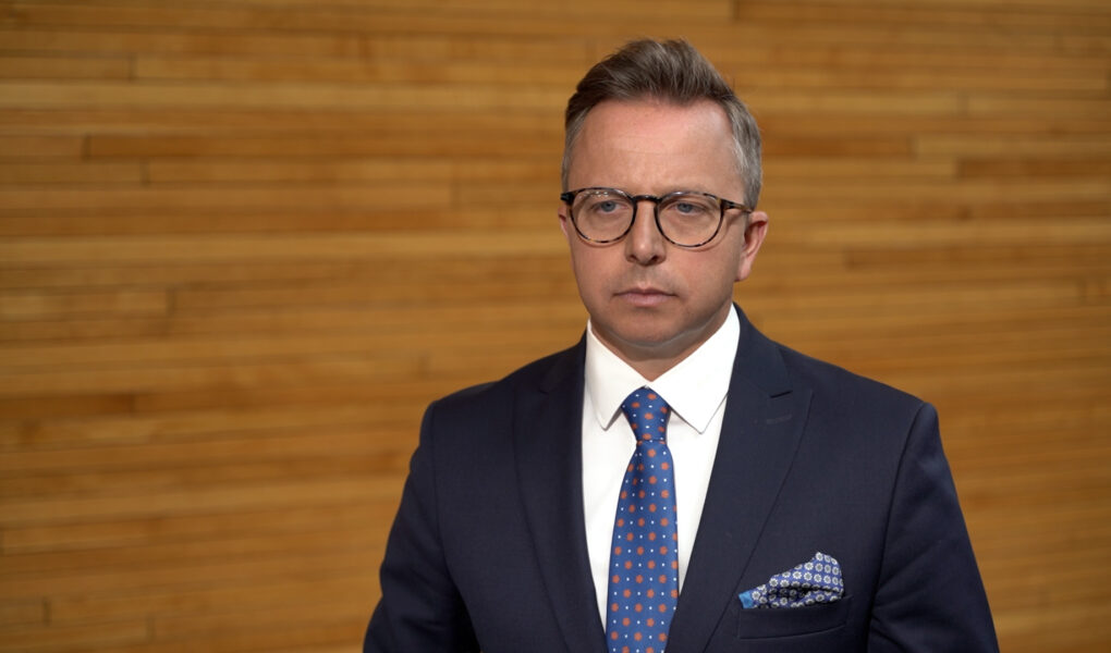 PE pracuje nad zmianą rozliczania redukcji emisji CO2 dla nowych aut. Producenci mogą uniknąć wysokich kar