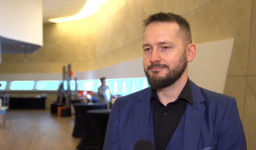 Czterech na 10 Polaków miało do czynienia z deepfake’ami. Cyberprzęstępcy coraz skuteczniej wykorzystują manipulowane treści