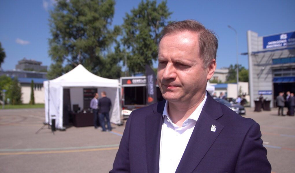 Polacy z niejednoznacznymi opiniami na temat autonomicznych pojazdów. Wiedzą o korzyściach, ale zgłaszają też obawy