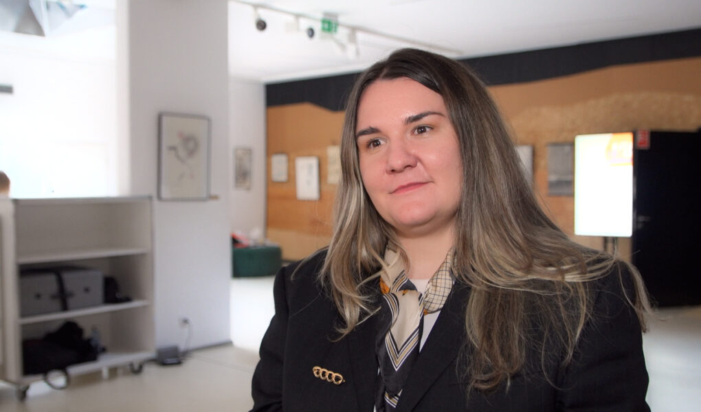 Pracownicy i studenci często korzystają ze sztucznej inteligencji do celów prywatnych. Nie wiedzą, jak ją wykorzystać w pracy