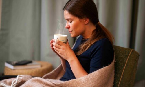 Prawie połowa pracujących mam nie rezygnuje z pracy nawet podczas choroby. Wśród powodów presja finansowa i brak wsparcia [DEPESZA]